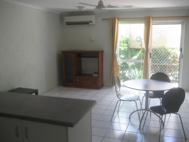 2/22 Roberts Street, Hermit Park QLD 4812